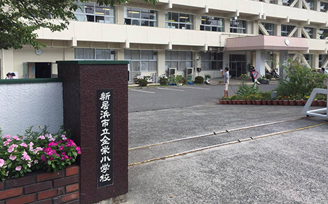 市立金栄小学校バックネット基礎塗装ボランティア